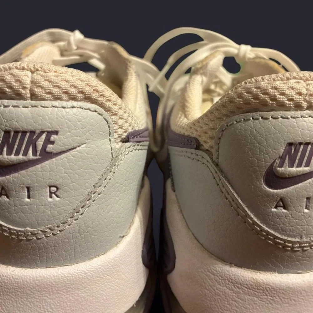 Women’s Nike Air Max Excee Runner size 8 purple and white - Picture 4 of 5
